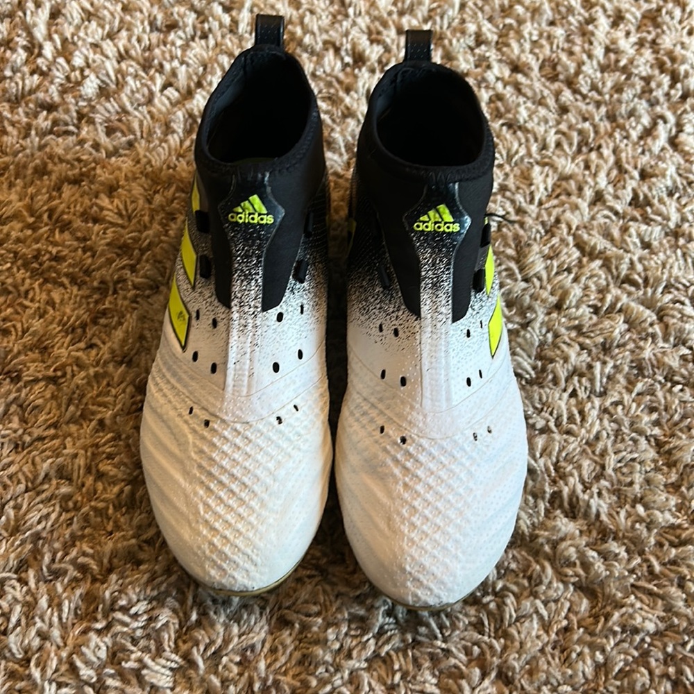 Youth soccer cleats